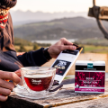 Herbata Czarna z dodatkami  W porcjach  Dilmah Berry Sensation [20x2g] - Cejlońska czarna herbata z dodatkiem jagód, malin i aromatów.    20 stożkowych biodegradowalnych torebek ekspresowych 2g z zawieszką  2