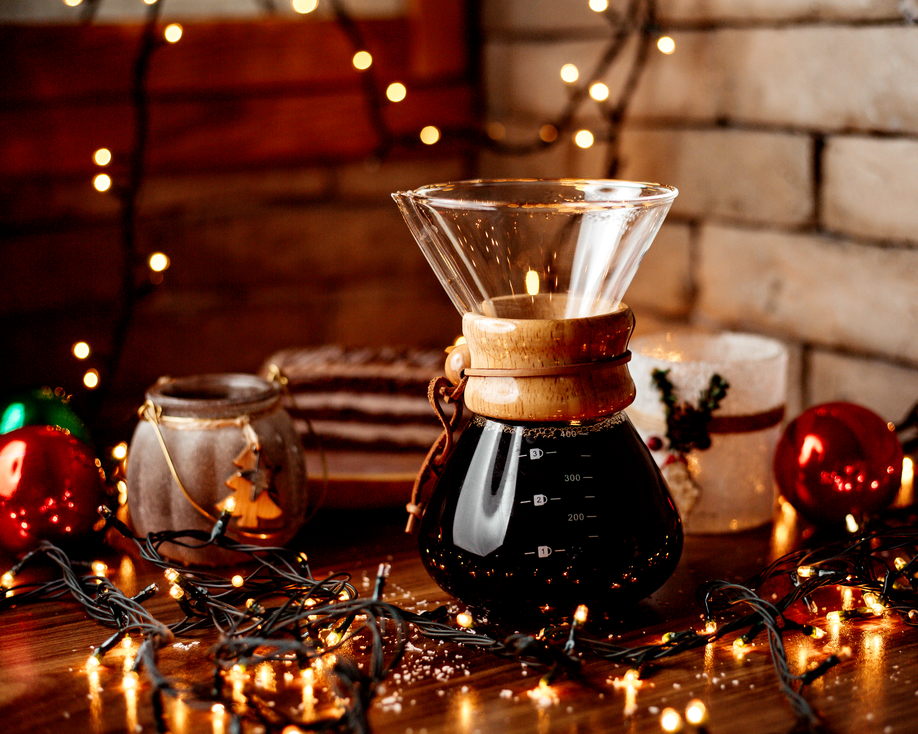 Zaparzanie cold brew wśród świątecznych dekoracji.