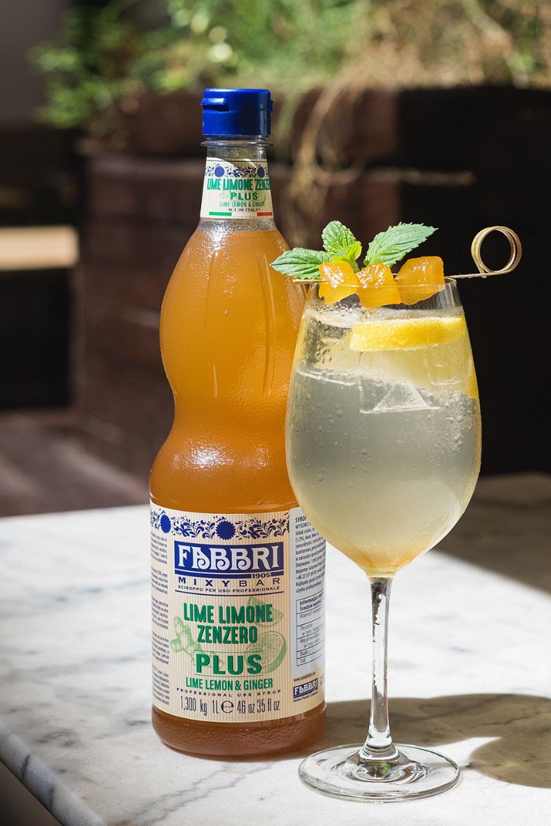 Syrop Fabbri Mixybar Lime, Limone, Zenzero Plus i gotowy spritz bezalkoholowyprosecco spritz limonko-cytrynowy z imbirem.
