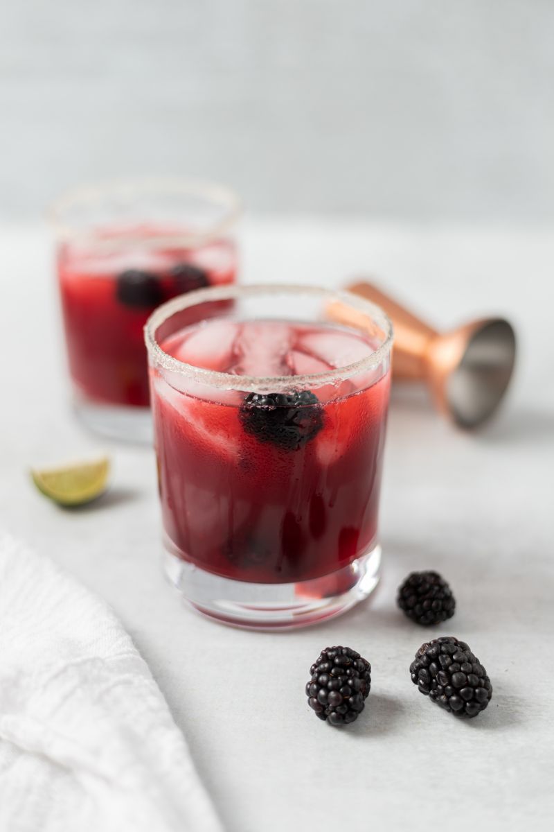 Mrożony napar korzenny Dilmah Naturally Spicy Berry z owocami leśnymi z dodatkiem świeżych jeżyn.