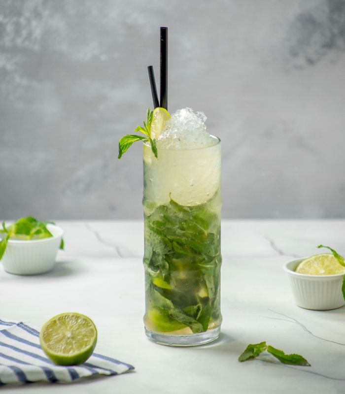 Virgin Mojito podane w szklance wypełnionej kruszonym lodem i dużą ilością świeżej mięty.