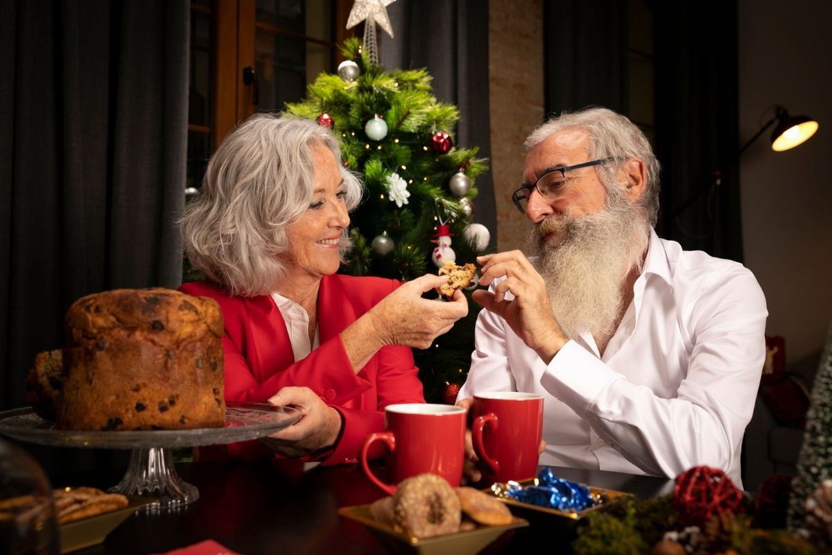 Włosi dzielący się Panettone i pijący włoską kawę Saquella.