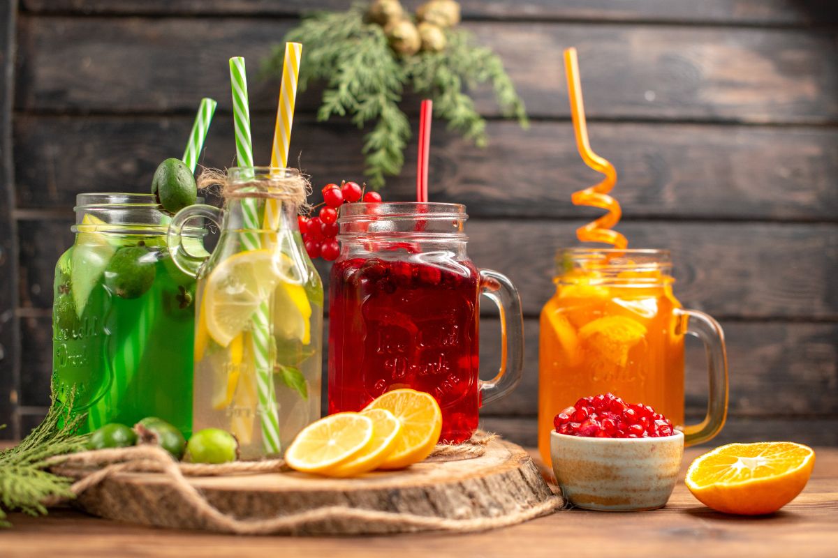 Cztery kolorowe lemoniady owocowe – lemoniada jabłkowa, cytrynada, lemoniada porzeczkowa, oranżada.