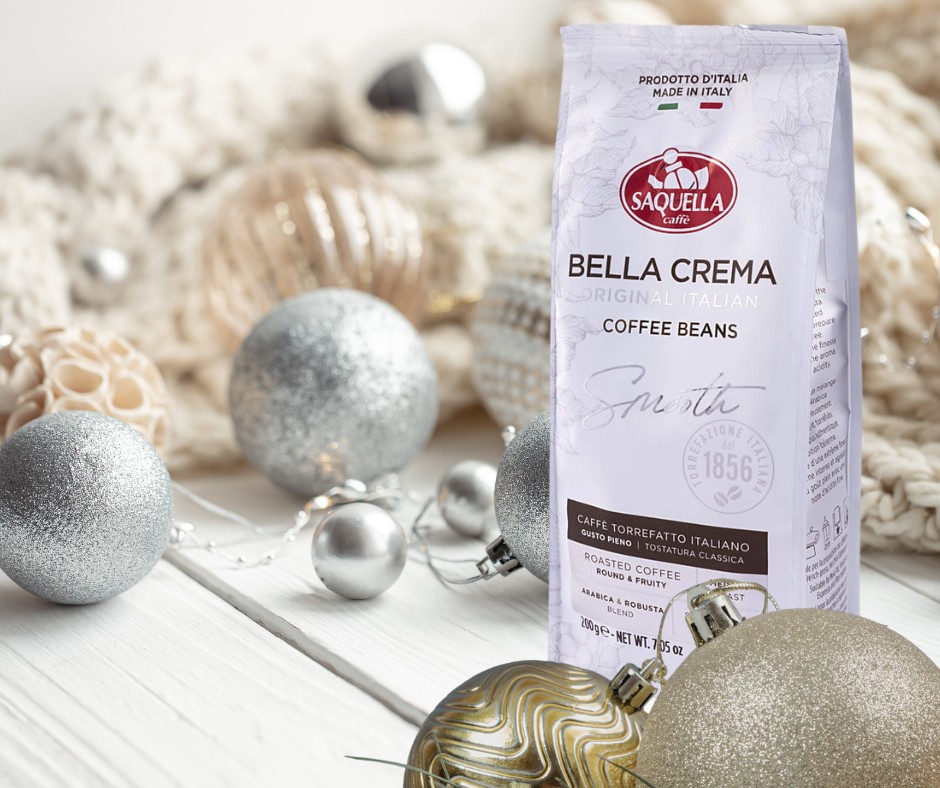 ALT: Kawa Saquella Bella Crema Smooth Original Italian wśród bombek i dekoracji świątecznych.