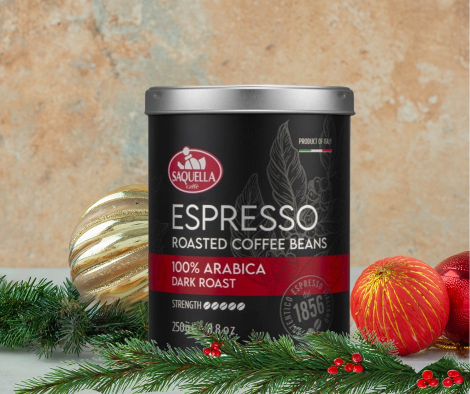 ALT: Kawa Saquella Espresso 100% Arabica Dark Roast wśród dekoracji świątecznych.