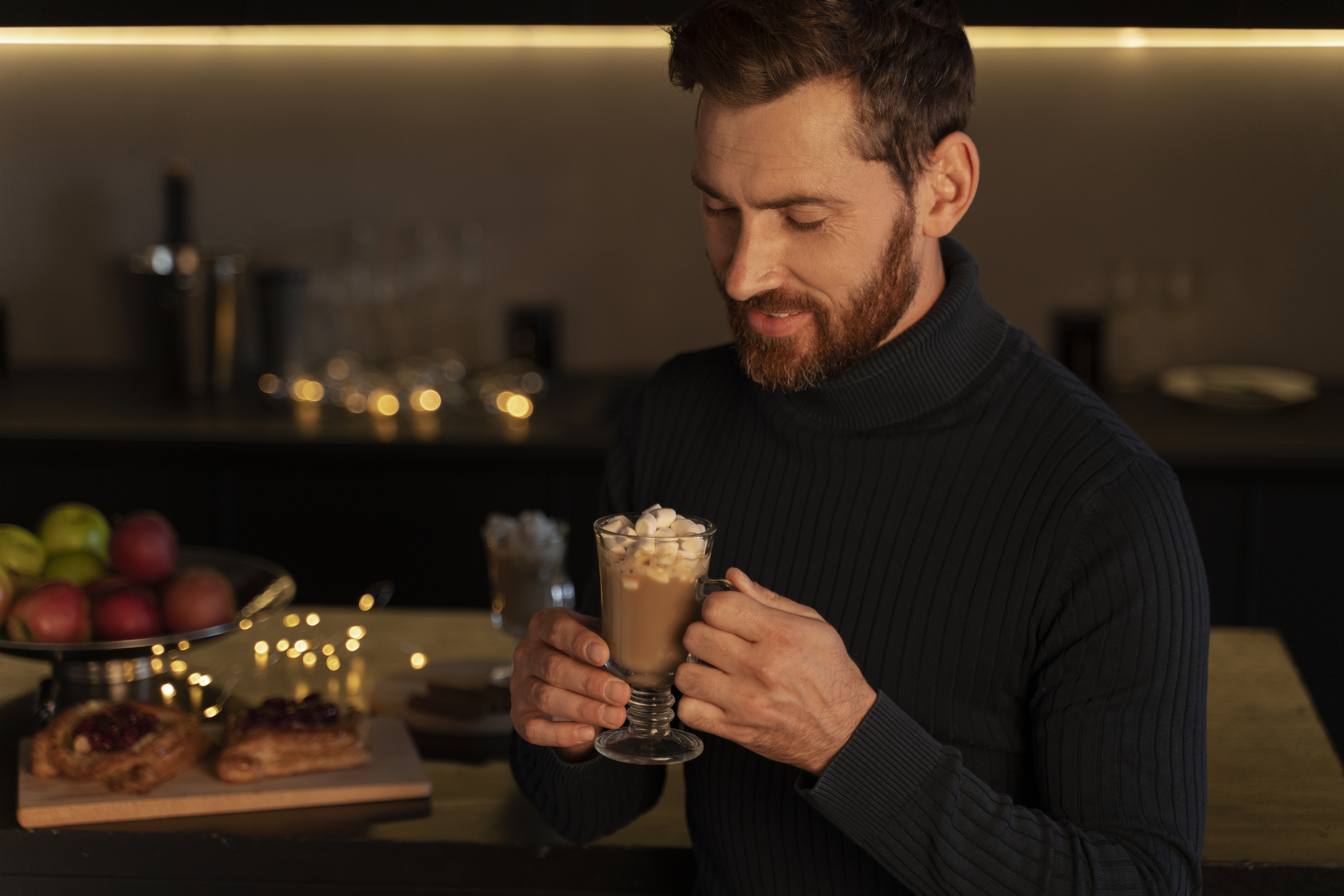 Mężczyzna delektujący się doskonałą tradycyjną Irish Coffee przygotowana na bazie kawy Saquella.