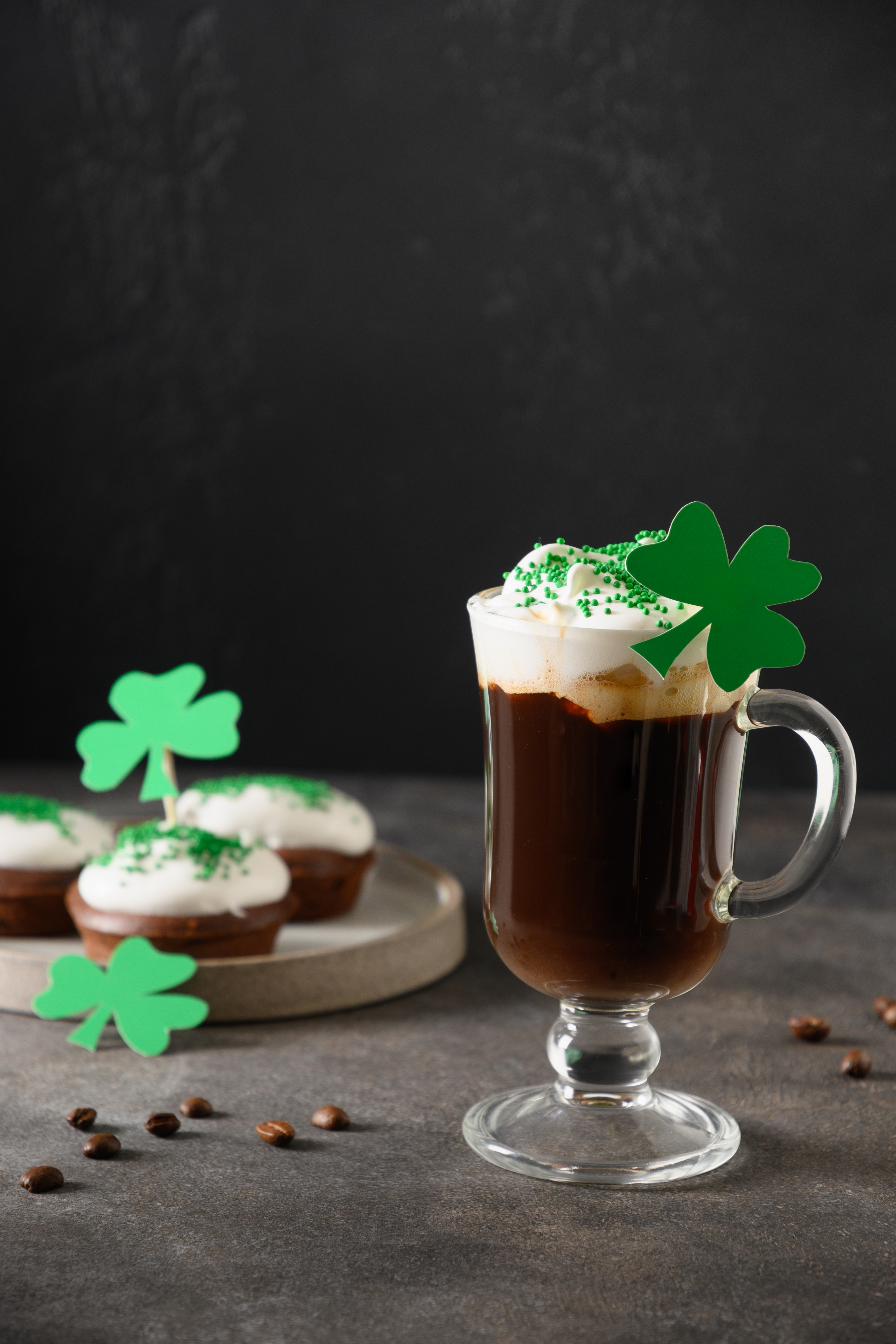 Kawa po Irlandzku przygotowana na bazie kawy Saquella z ozdobną koniczynką – symbolem Irlandii.