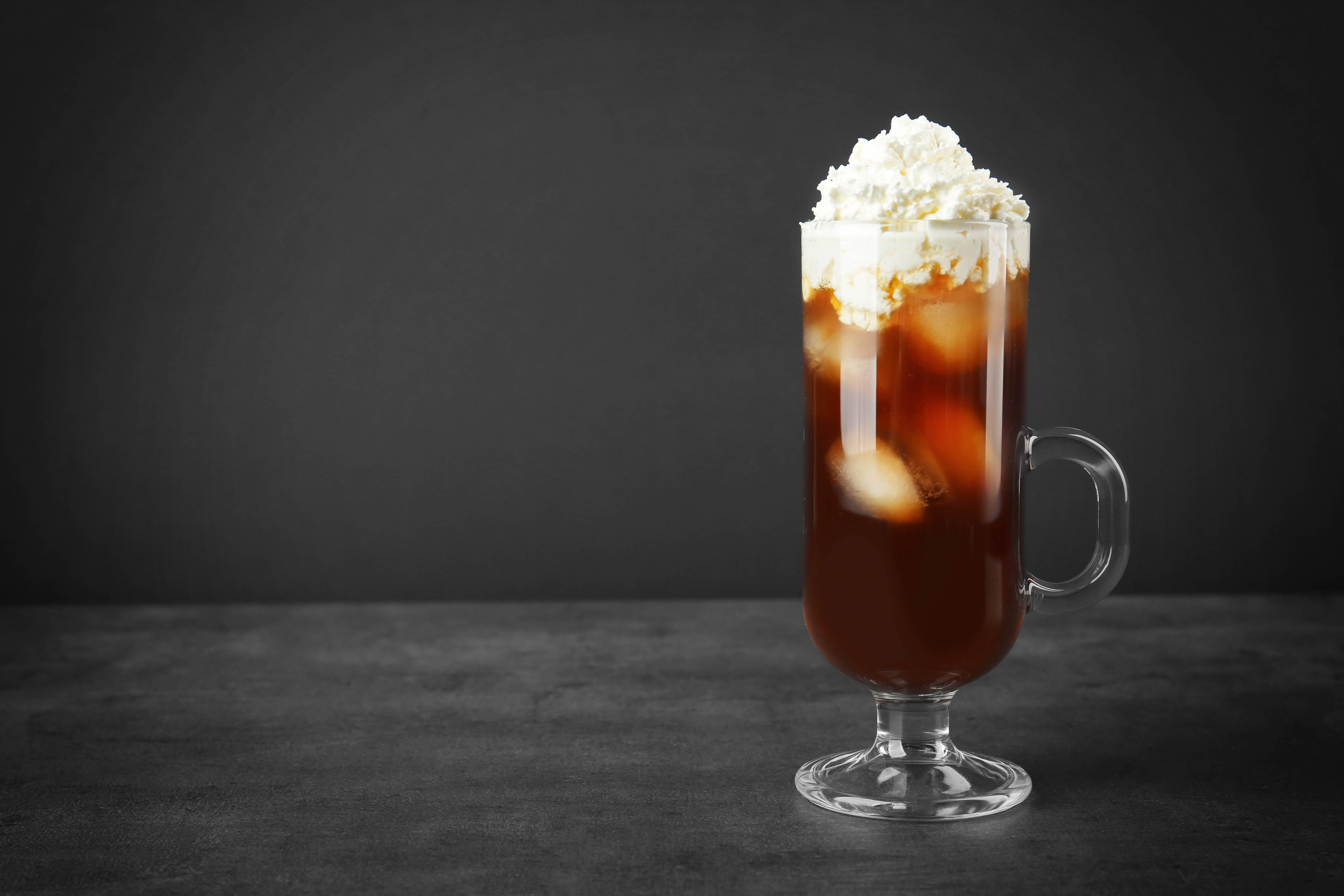 Mrożona kawa z lodem Iced Irish Coffee przygotowana na bazie espresso Saquella, pięknie prezentująca się w wysokiej szklance kawowej.