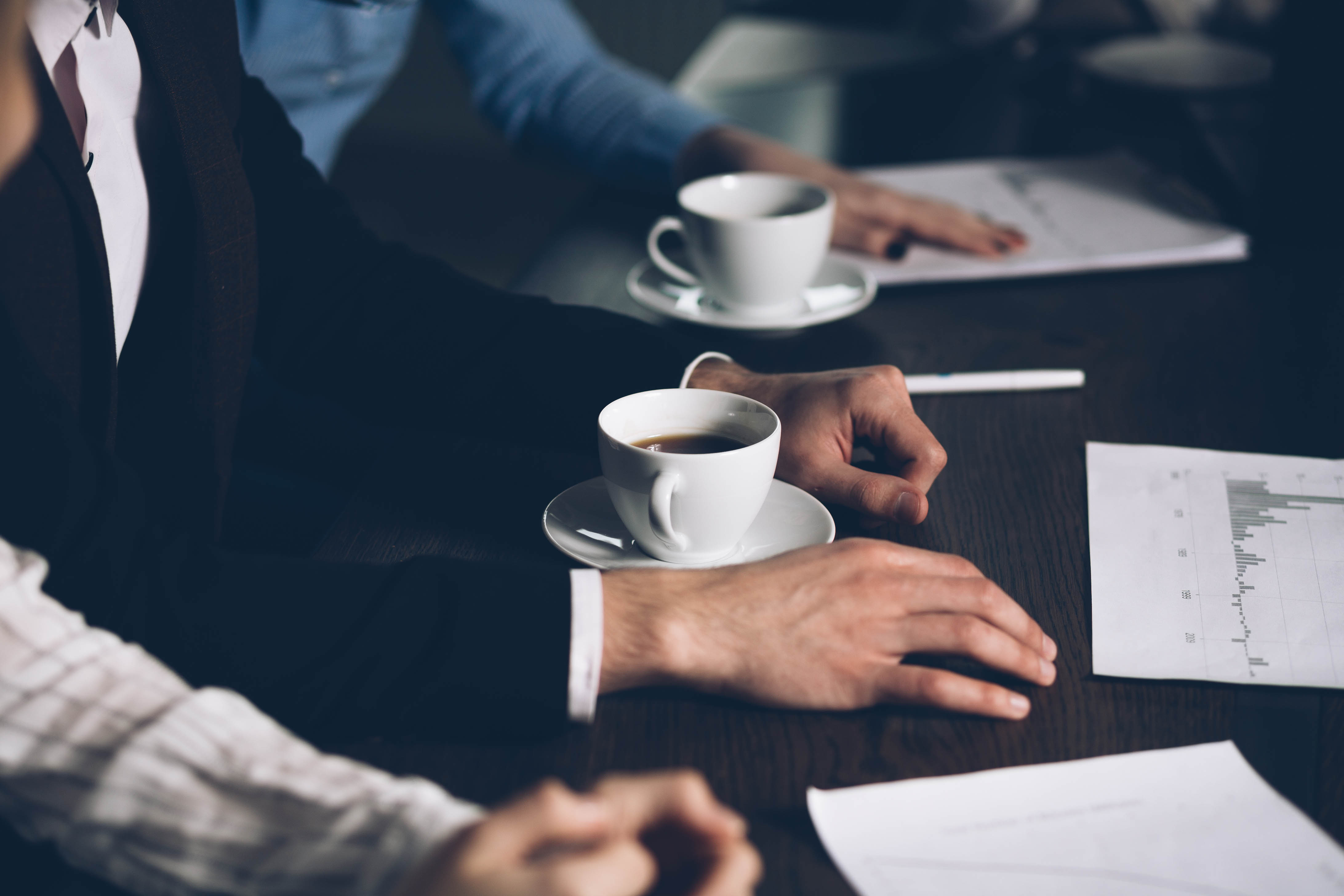 Pracownicy pijący kawę Saquella Intenso Espresso Forte podczas spotkania podsumowującego wyniki pracy.