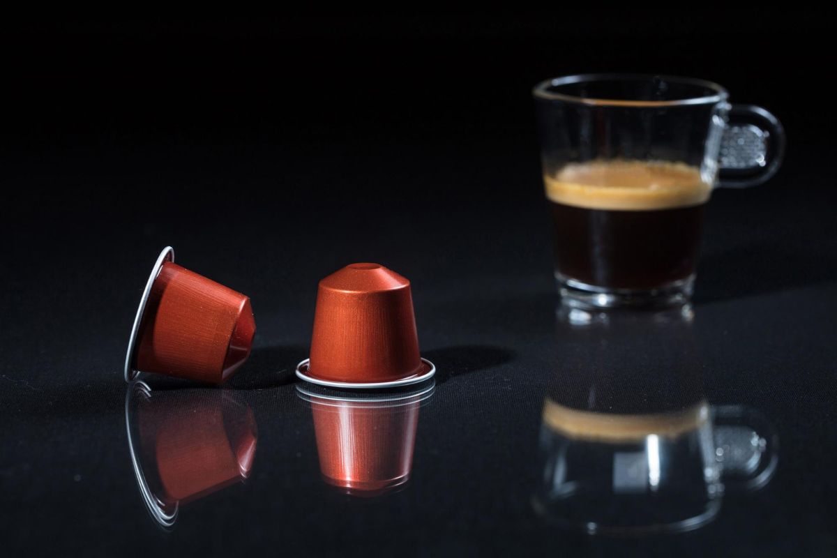 Kubek aromatycznego espresso z wysoką, trwałą cremą, przygotowanego z czerwonych kapsułek Saquella Intenso Espresso Forte.
