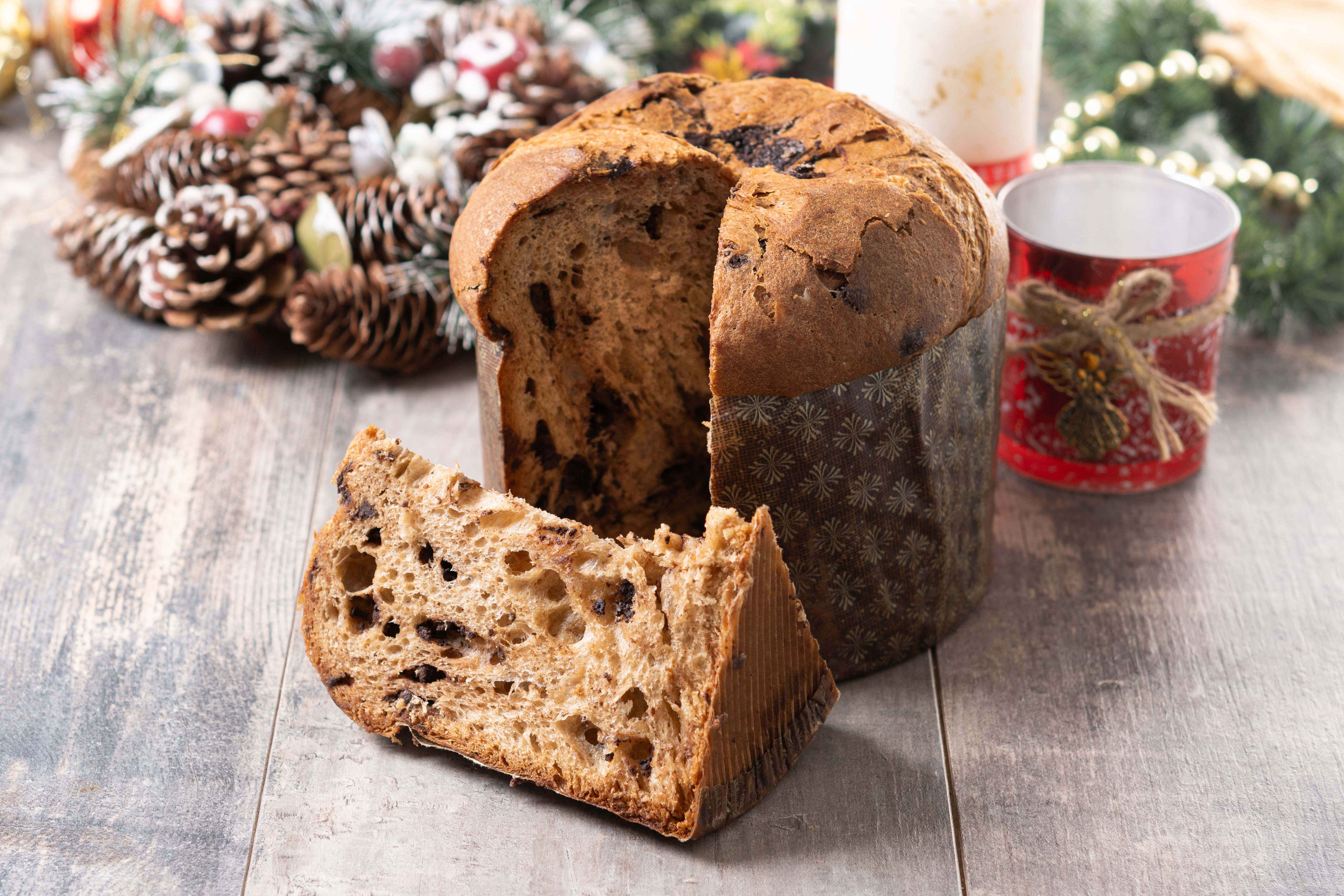 Włoska babka Panettone na świątecznym stole.
