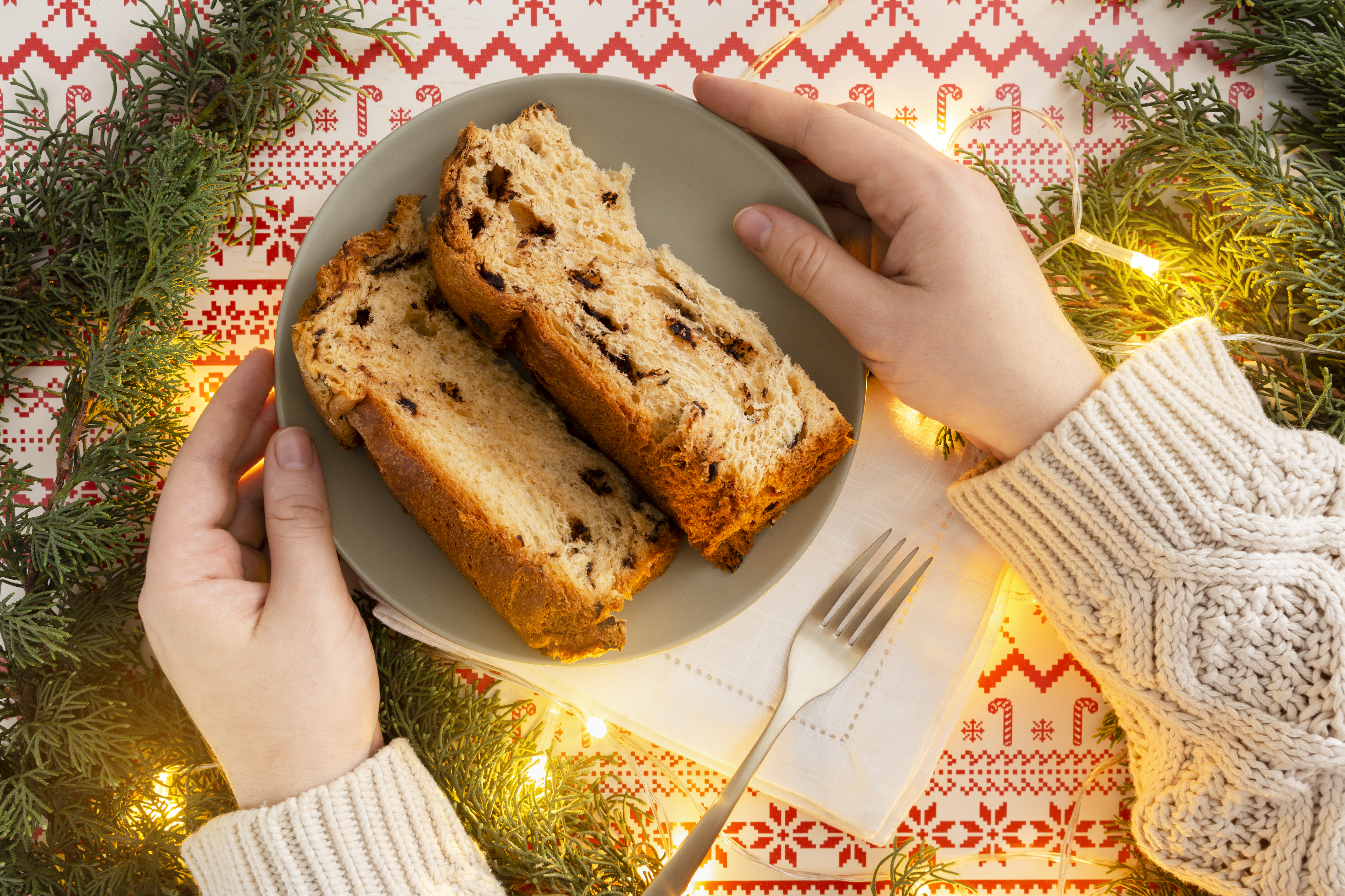 Panettone podawane na świąteczny stół.