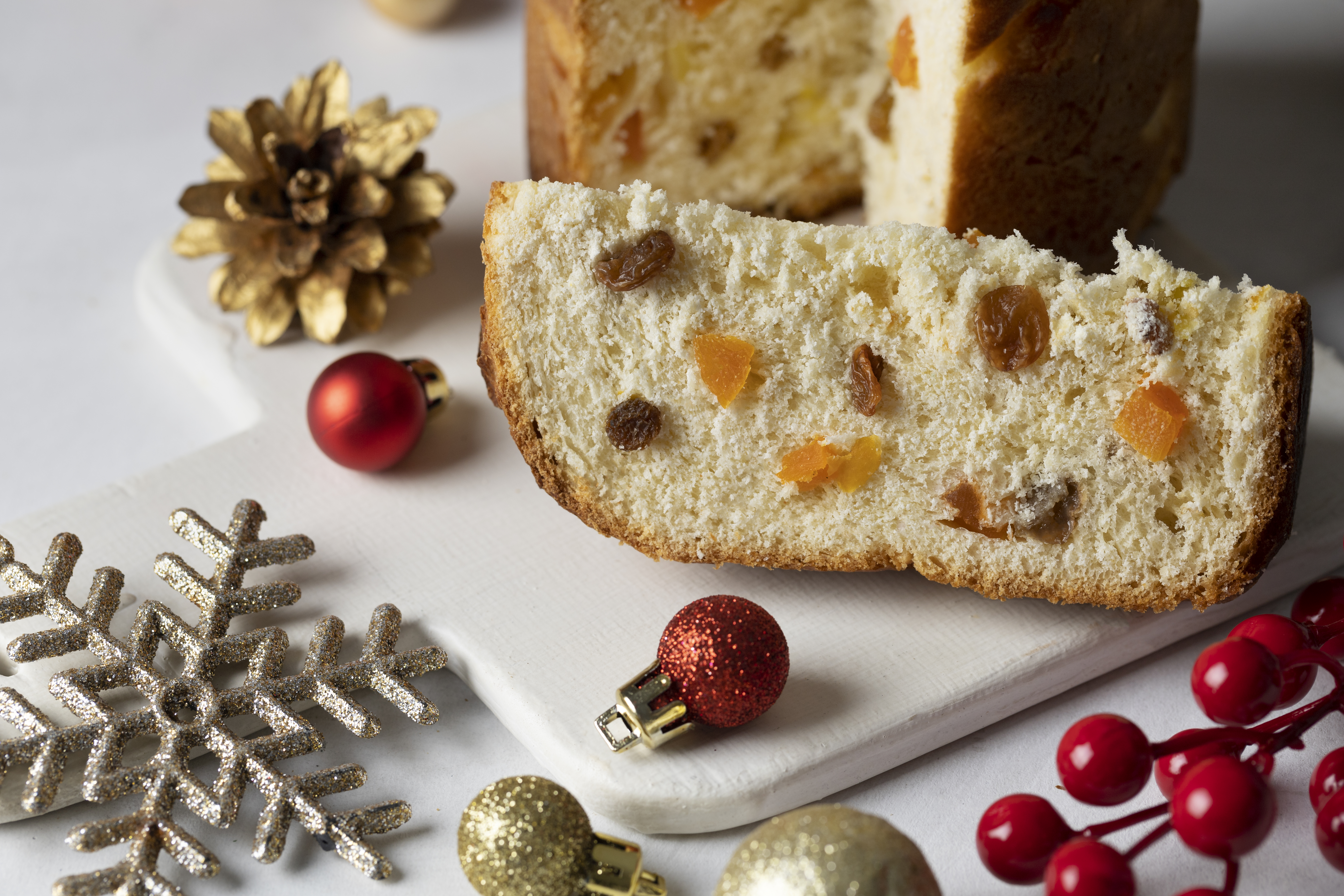 Panettone, włoski wypiek z bakaliami wśród ozdób świątecznych.