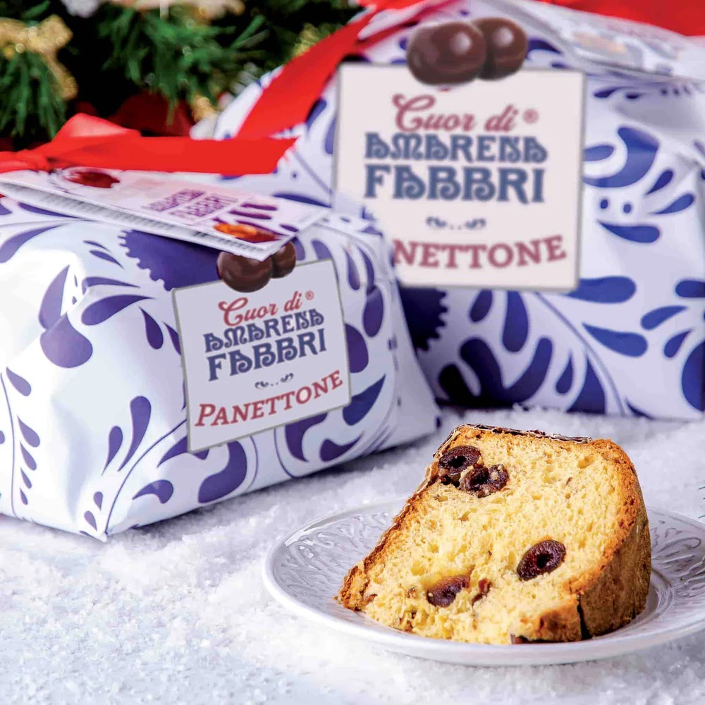 Panettone od Fabbri – ukrojony kawałek ciasta i włoskie babki w opakowaniu.