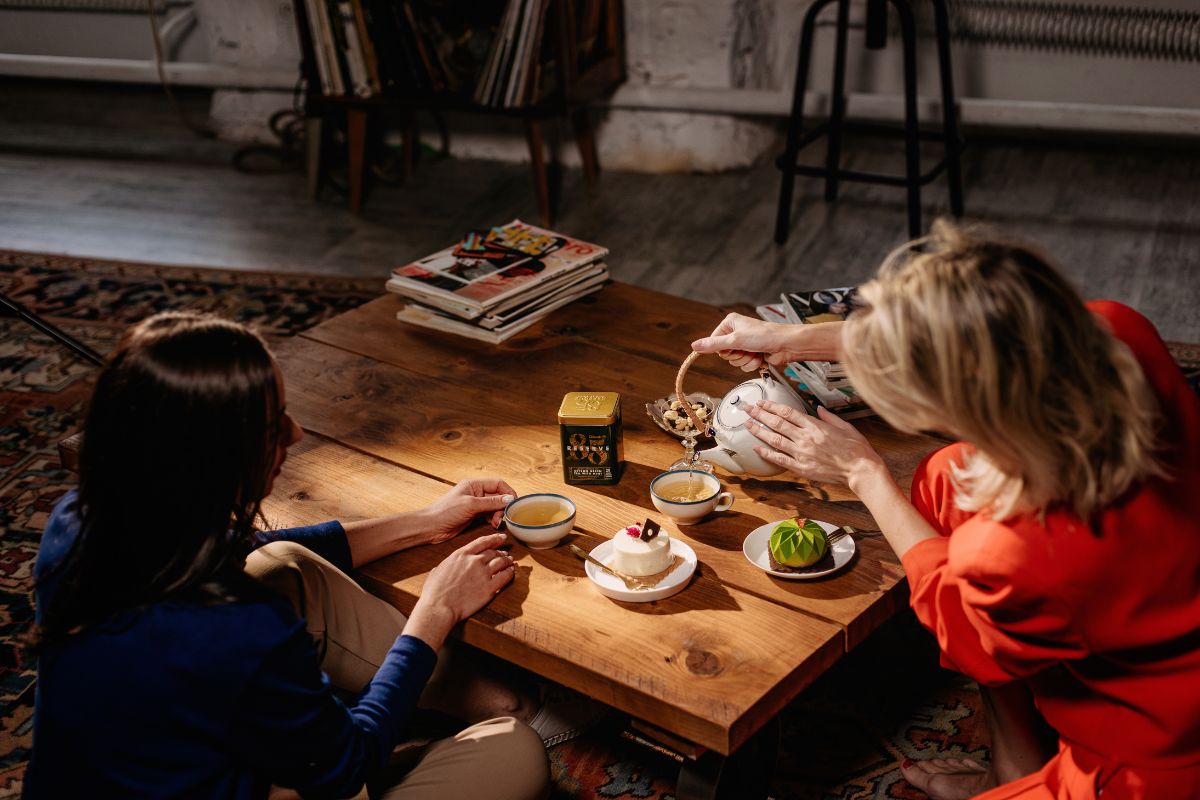 Kobiety pijące herbatę z serii 85 Reserve – Dilmah Ceylon Green Tea with Mint w pokoju w stylu japońskim.