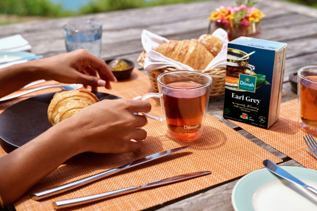 Herbata Dilmah Earl Grey podawana do wiosennego śniadania.