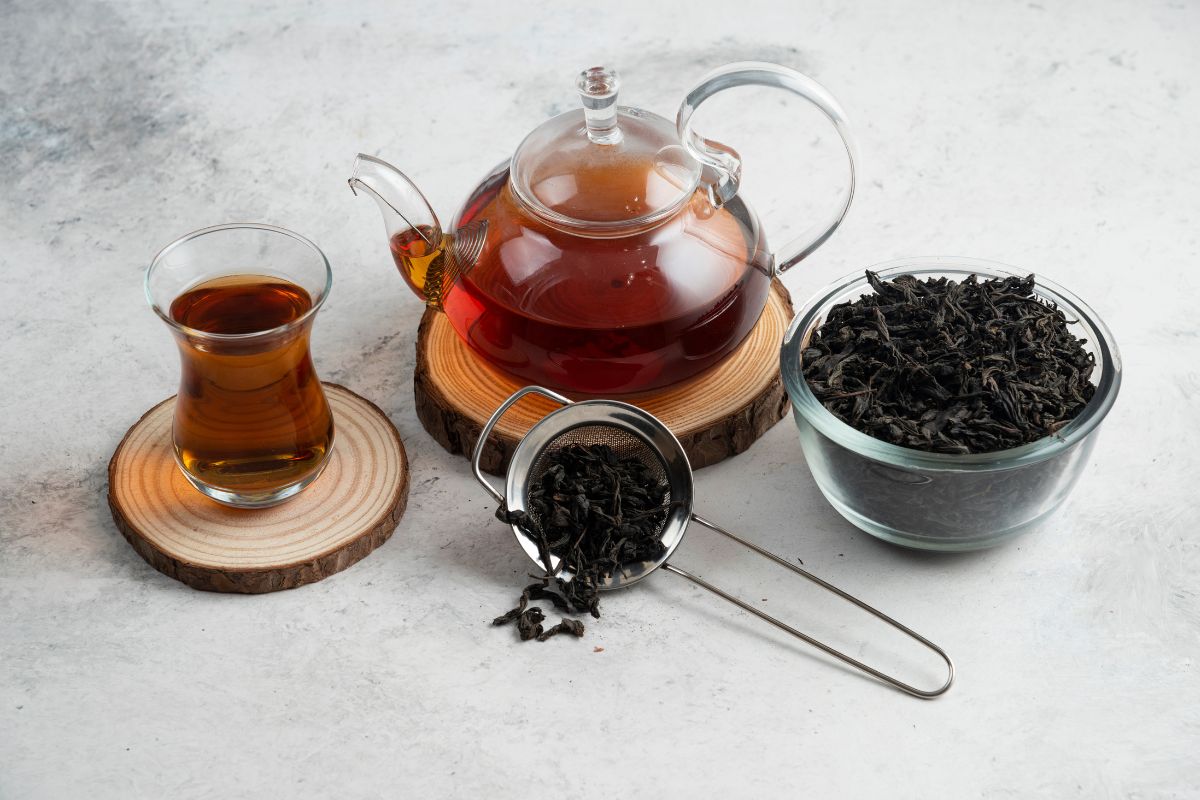 Porcjowanie herbaty darjeeling i gotowy napar.