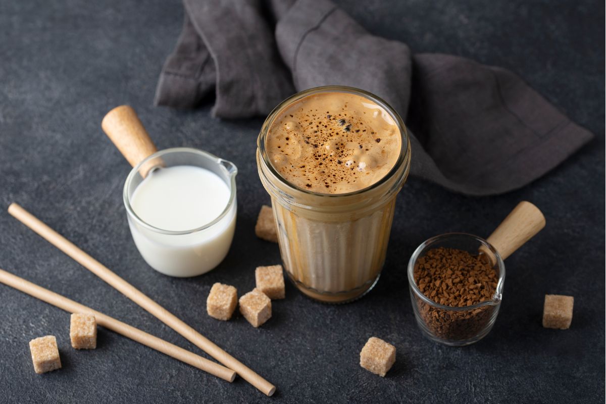 Chai frappe z kruszonym lodem i brązowym cukrem.
