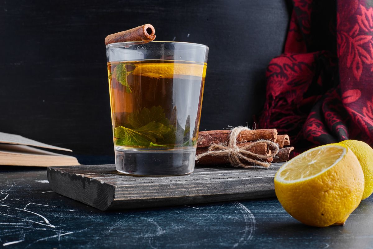 Chai Mojito w przezroczystej szklance udekorowane laską cynamonu.