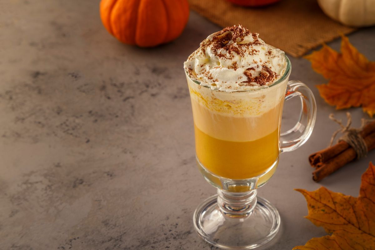 Gotowa trzywarstwowa kawa Pumpkin Spice Latte, z bitą śmietaną i cynamonem.