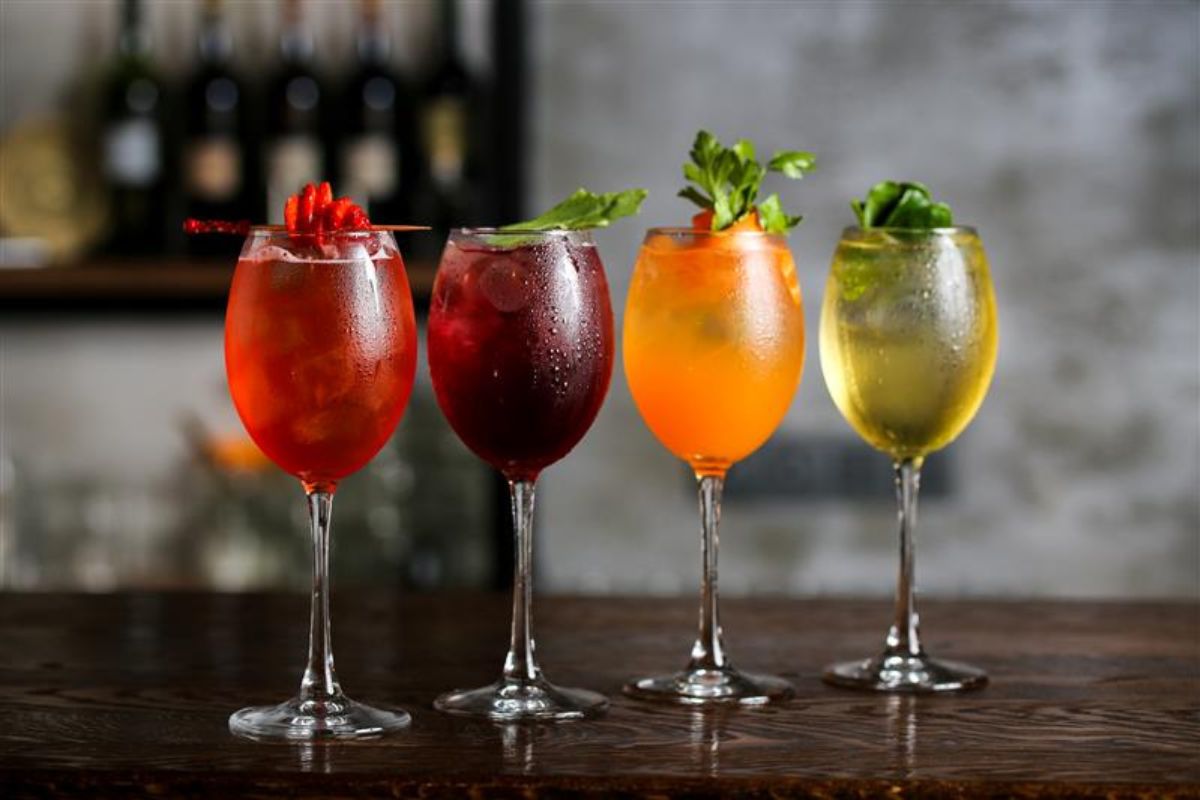 Kolorowe drinki bezalkoholowe typu spritz przygotowane na bazie syropówbarmańskich Fabbri Fragola, Fabbri Amarena, Fabbri Arancia, Fabbri Yuzu Calamansi.Z komentarzem [MK3]: Fabbri Mixybar Lime, Limone,Zenzero Plus / Lime, Lemon & Ginger Plus [1000ml] wHerbata i Kawa - sklep internetowy marek Dilmah,Saquella i Fabbri