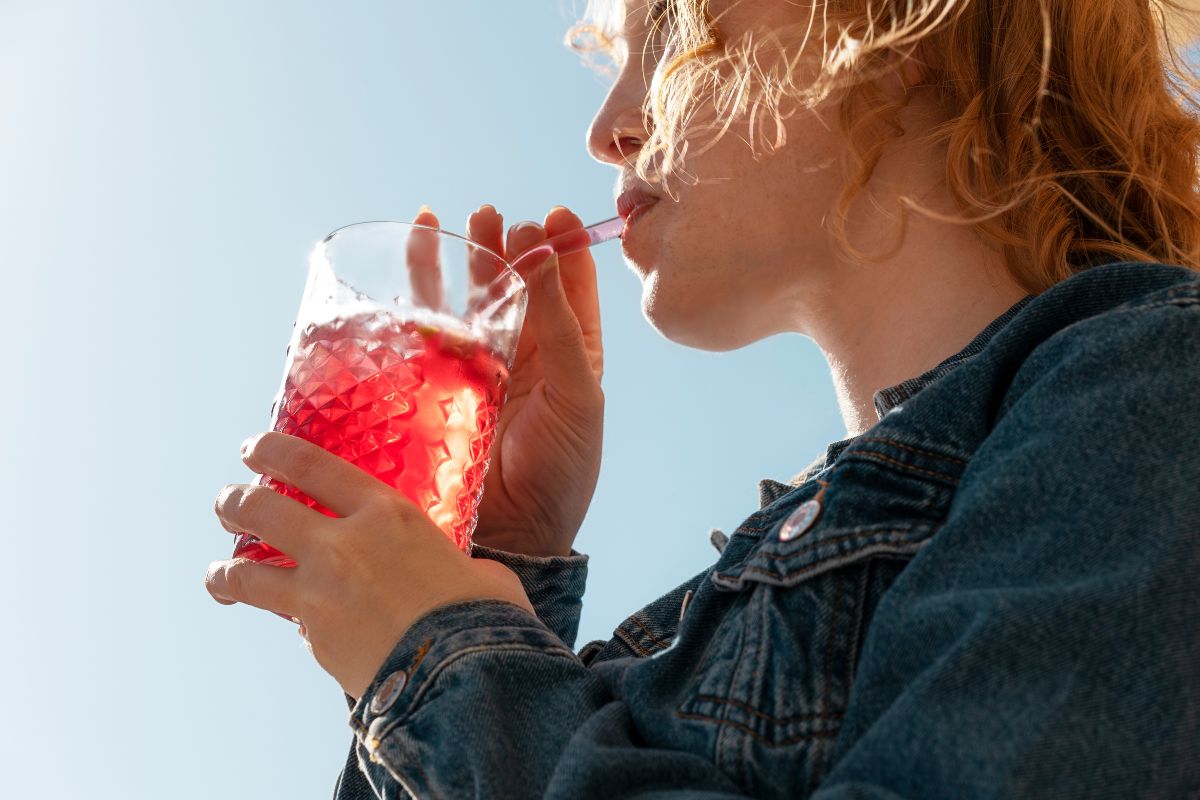 Kobieta pijąca letni napój na bazie naparu Dilmah Naturally Spicy Berry w słonecznydzień.H3: Jak zrobić napój na lato z werbeną cytrynową? Lemon Verbena Fizz krokpo krokuOrzeźwiający, lekko musujący Lemon Verbea Fizz to doskonałe połączenie naturalnejświeżości, jaką niesie werbena cytrynowa — o delikatnym, cytrusowym aromacie, któryprzypomina świeże cytryny i limonki. Bąbelki pochodzące z wody gazowanej dodająnapojowi lekkości i przyjemnej witalności, co sprawia, że jest on niezwykle orzeźwiający ipobudzający.Taka kompozycja sprawia, że napój doskonale gasi pragnienie i orzeźwia, idealniewpisując się w klimat gorących, letnich popołudni. Jego cytrusowa świeżość wpołączeniu z delikatnym musowaniem tworzy napój, który nie tylko smakujewyśmienicie, ale także przyjemnie pobudza zmysły dzięki połączeniu delikatnej słodyczyi kwasowości soku z cytryny.Składniki:• 4 łyżeczki mocno zaparzonej herbaty Dilmah Lemon Verbena (ok. 2-3 torebkizaparzone w 200ml wody);• 300 ml wody gazowanej;