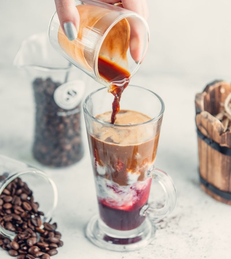 Wlewanie espresso do kawy smakowej Cherry Cherry Latte Zero z syropem Fabbri Mixybar Amarena Zero.