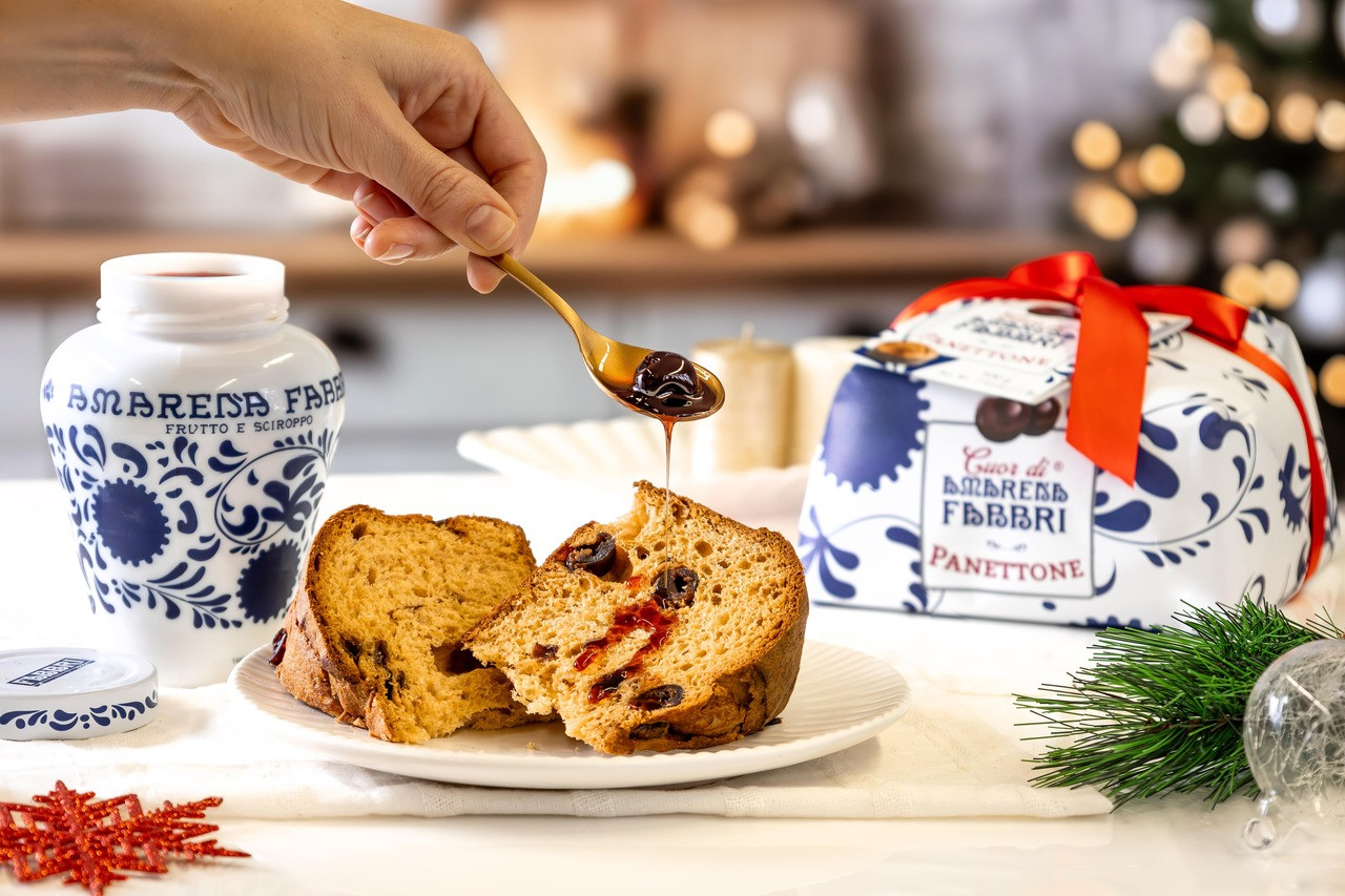Panettone od Fabbri z syropem ze słoika Fabbri Amarena, podane na świątecznym stole.