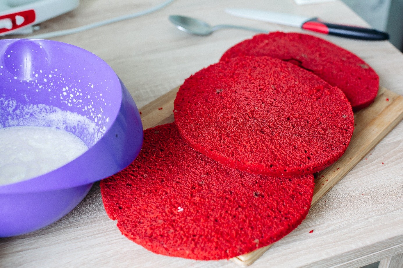 Gotowe i wyrównane blaty na tort Red Velvet.