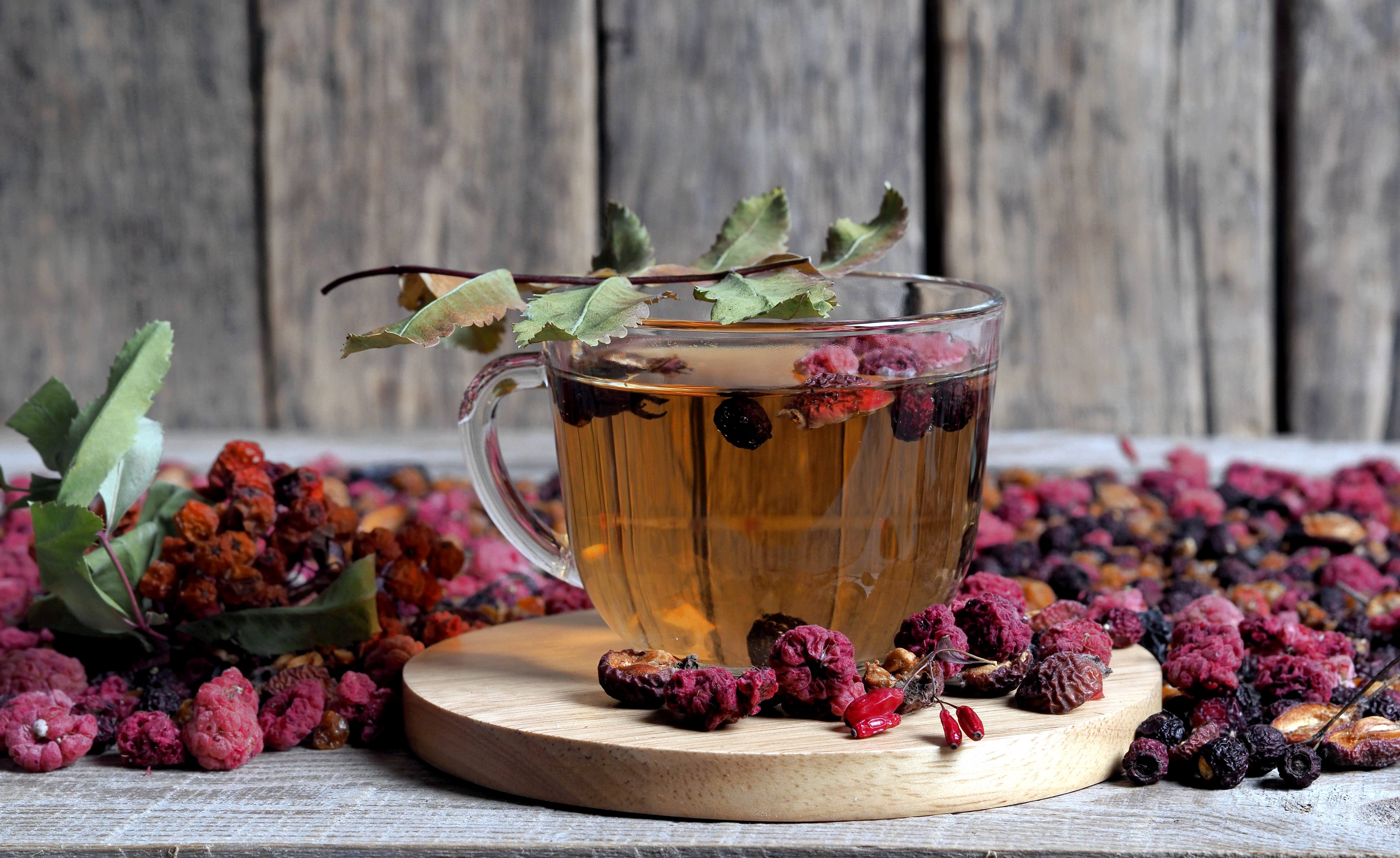 Jesienna herbata malinowa Spice Chai z suszonymi owocami malin.