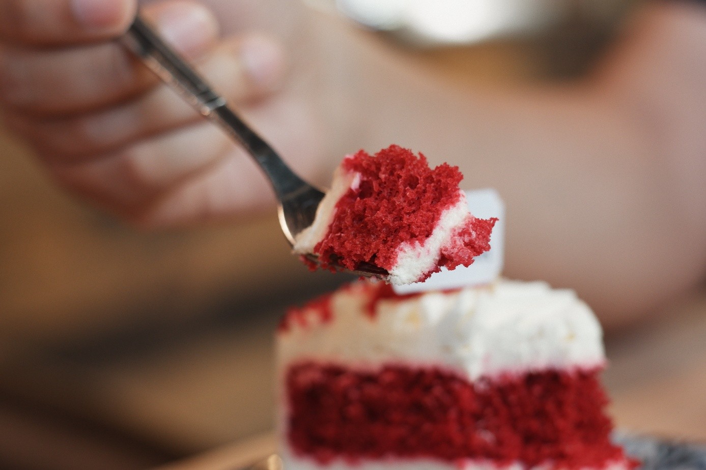 Kęs tortu Red Velvet na widelczyku.