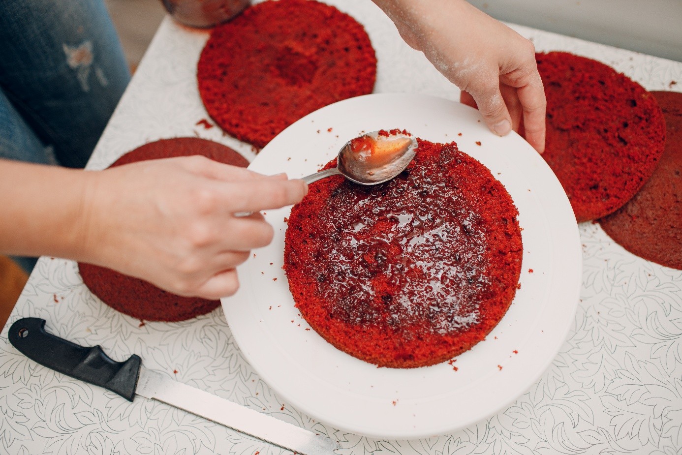 Nasączanie blatów Red Velvet syropem Fabbri Amarena.