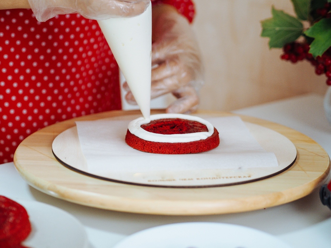 Składanie mini tortu Red Velvet.