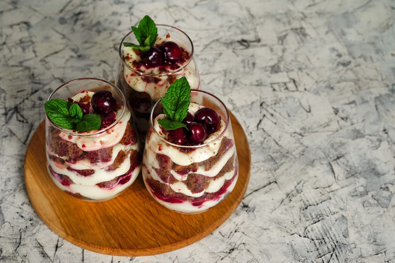 Wiśniowe tiramisu. Deser z wiśniami w pucharku.