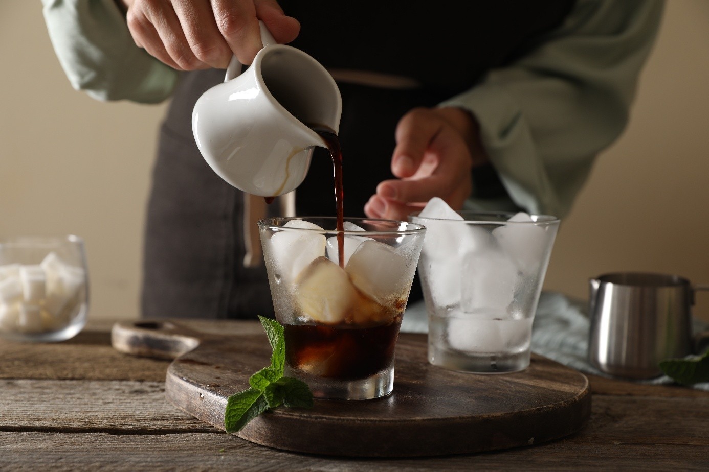 Kobieta przygotowująca espresso z lodem na bazie cold brew z kawy Saquella.