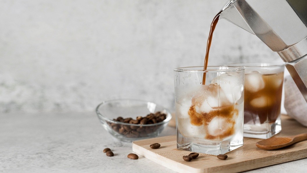 Zalewanie szklanek z lodem świeżą kawą Saquella z kawiarki French Press.