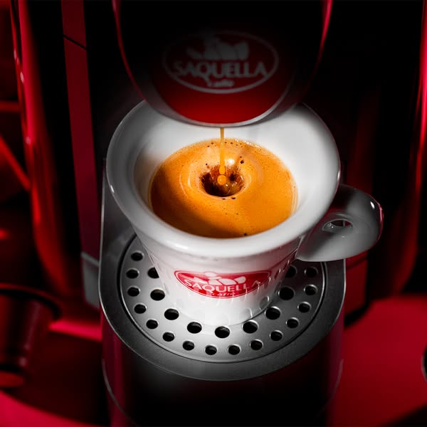Aromatyczna kawa w kapsułkach Saquella przygotowywana w ekspresie do kawy Nespresso.
