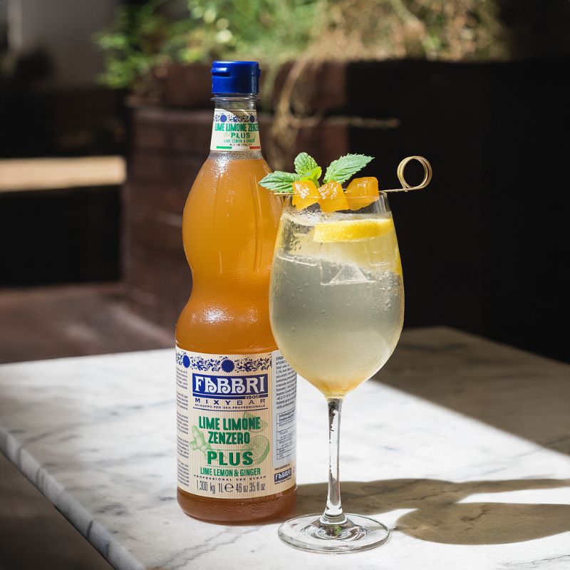 Syrop Fabbri Mixybar Lime, Limone, Zenzero Plus i orzeźwiający bezalkoholowy prosecco spritz limonko-cytrynowy z imbirem przygotowany na jego bazie.