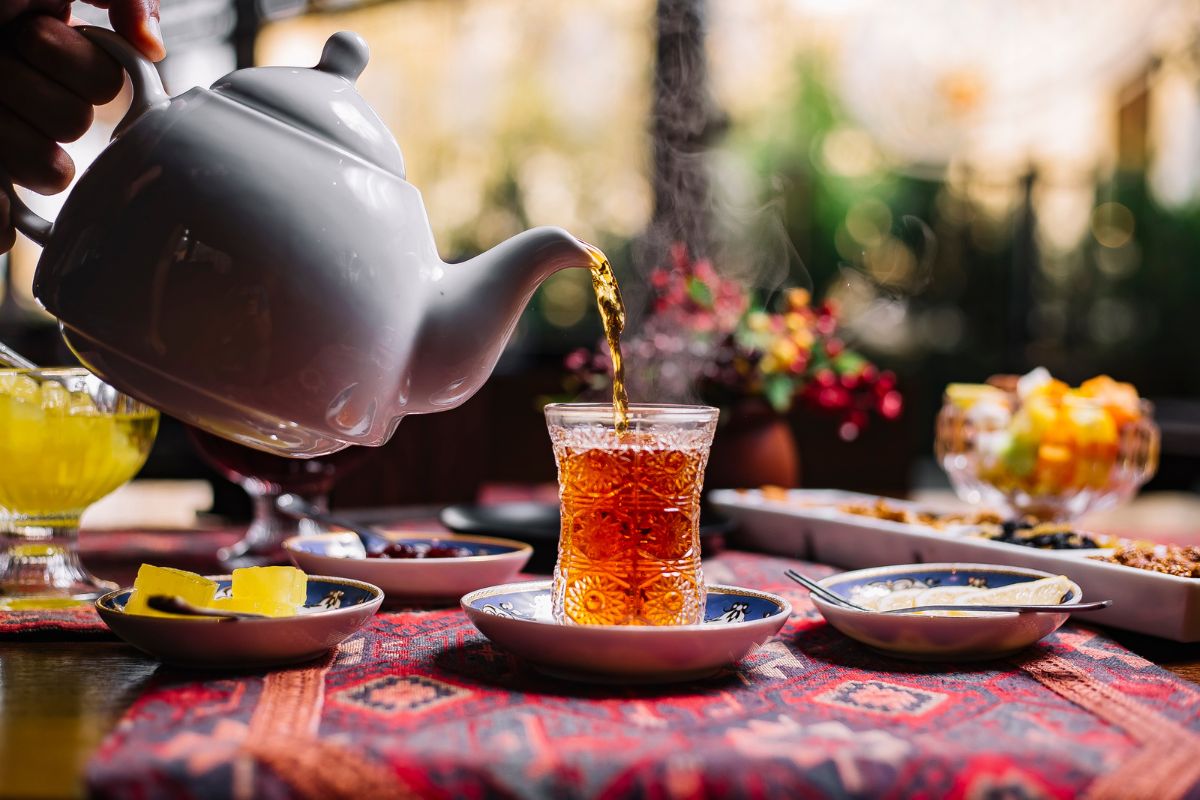 Indyjska herbata darjeeling tea podawana do deseru, nalewana do szklanki w stylu indyjskim.