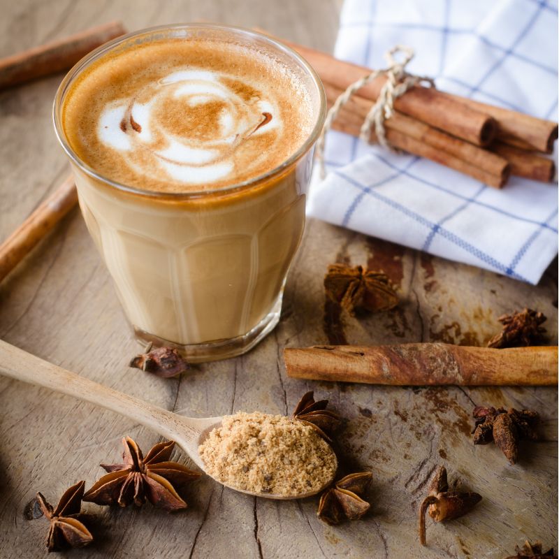 Chai latte z syropem Fabbri Mixybar Chai. Dekoracje z cynamonu, kurkumy i gwiazdek anyżu.